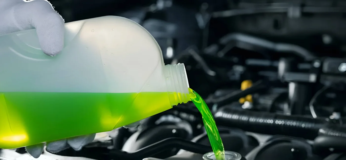 Aušinimo skysčio pylimas į automobilio variklio sistemą